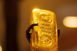 Ngân hàng ồ ạt xả 8 tỷ USD vàng, cuộc tháo chạy khỏi 'vịnh tránh bão'