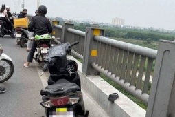 Người đàn ông rơi từ cầu Vĩnh Tuy tử vong, chìa khóa xe máy vẫn cắm trong ổ