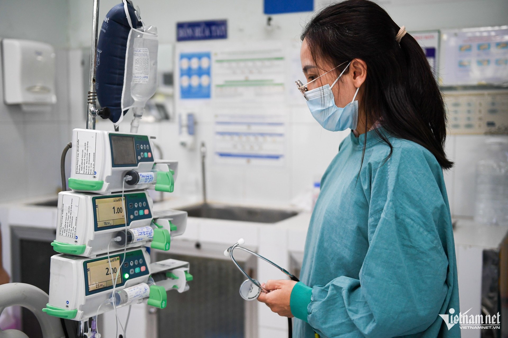 48 giờ mắc tay chân miệng, trẻ ngưng thở, lọc máu khẩn ở bệnh viện tuyến cuối - 4