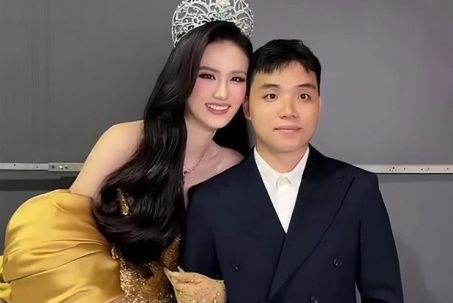 Bạn trai liên tục diện chiếc túi Dior hàng hiếm do Ý Nhi tặng