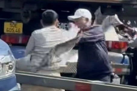 "Đầu bạc" ẩu đả "đầu xanh" chỉ vì xin mà không được nhường đường