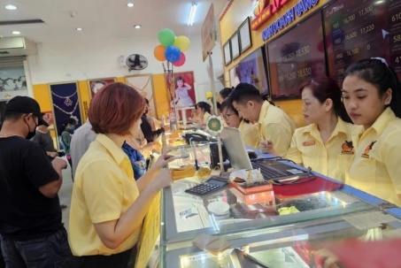 Giá vàng tăng mạnh, nhiều người tiếc nuối vì mất cơ hội mua giá thấp