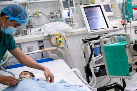 48 giờ mắc tay chân miệng, trẻ ngưng thở, lọc máu khẩn ở bệnh viện tuyến cuối