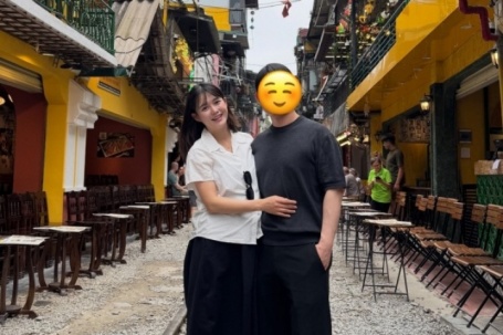 Sao 'Mặt trăng ôm mặt trời' ăn gỏi cuốn, uống cà phê cốt dừa ở Hà Nội