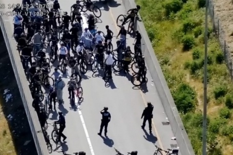 Nhóm 85 người đi xe đạp lao thẳng vào bẫy của cảnh sát