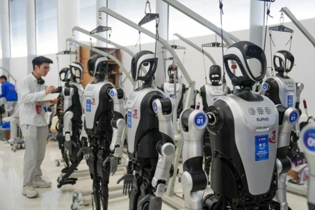 Sốc với "lò đúc" người máy tại Trung Quốc: Cứ 30 phút xuất xưởng một robot