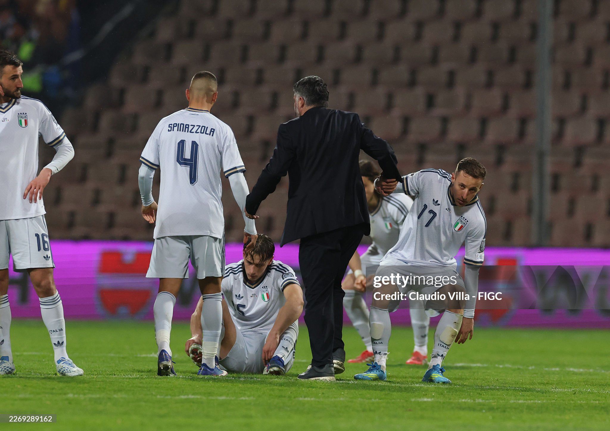 Thầy trò HLV Gattuso phải tự động viên nhau