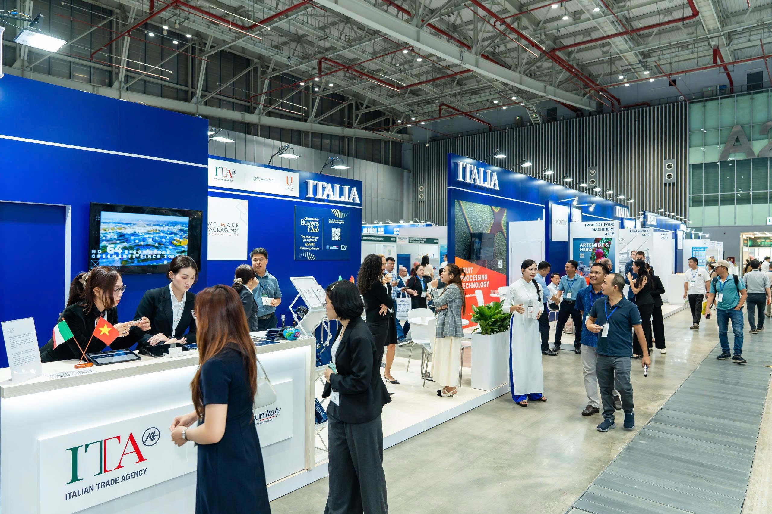 Khách tham quan tìm hiểu công nghệ đóng gói tiên tiến của Ý. Nguồn: ITA