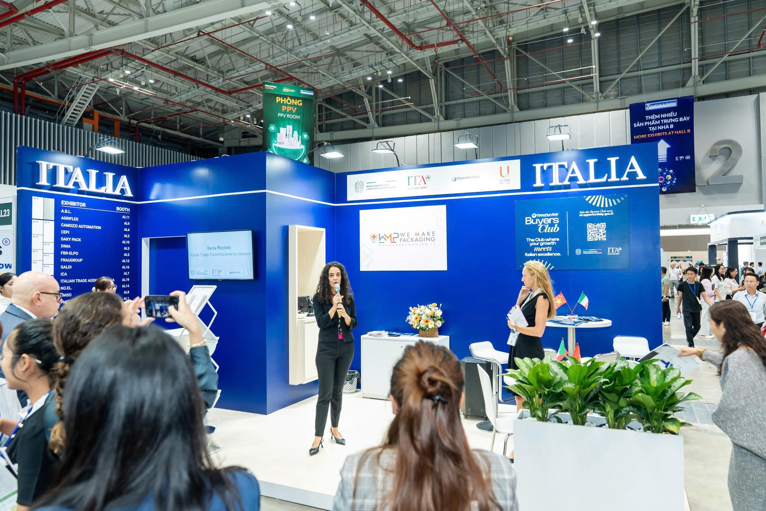 Bà Ilaria Piccinni phát biểu khai trương gian hàng Ý. Nguồn: ITA