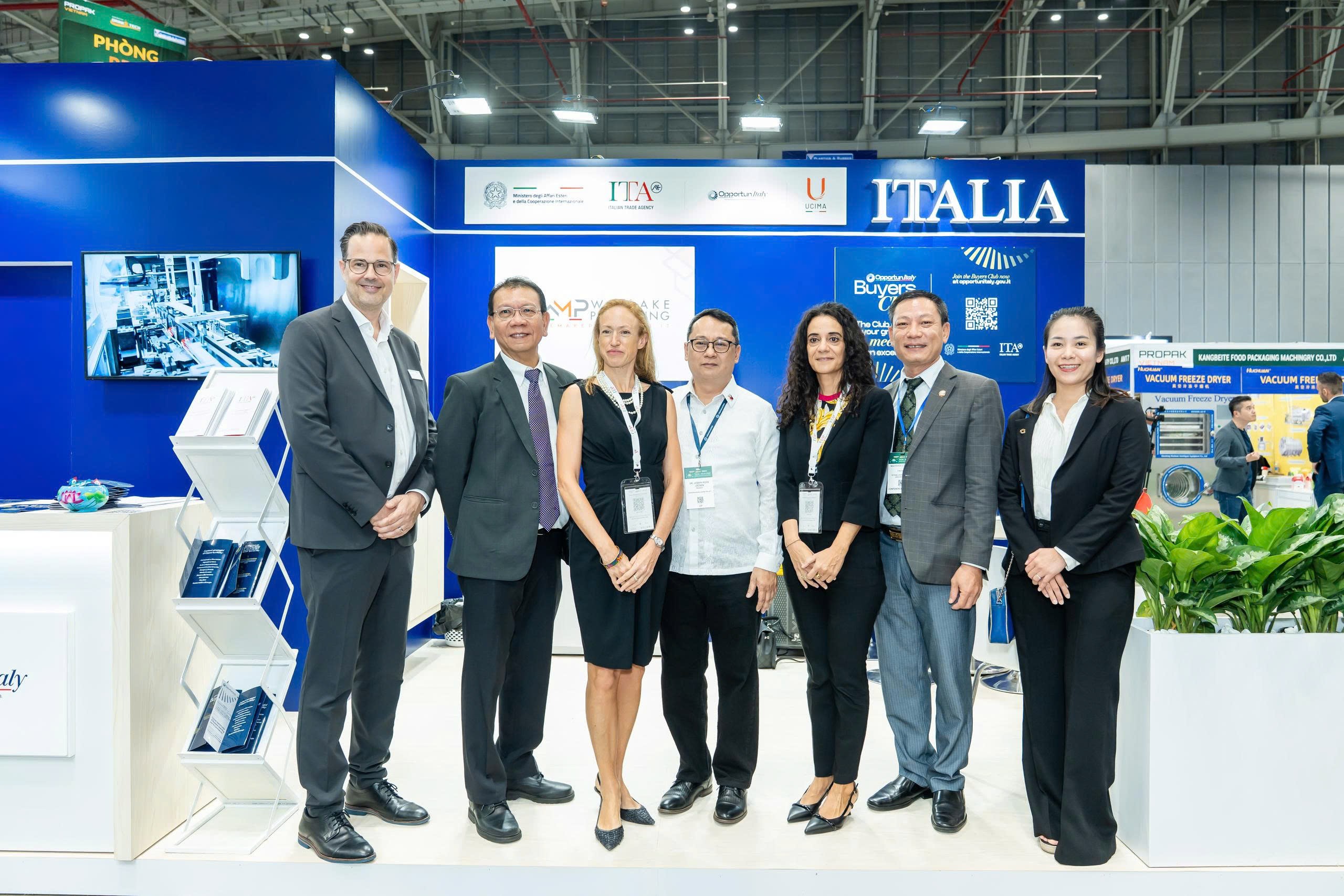 Bà Alessandra Tognonato - Tổng lãnh sự Ý tại Thành phố Hồ Chí Minh (thứ ba từ trái sang) tham quan gian hàng Ý. Nguồn: ITA