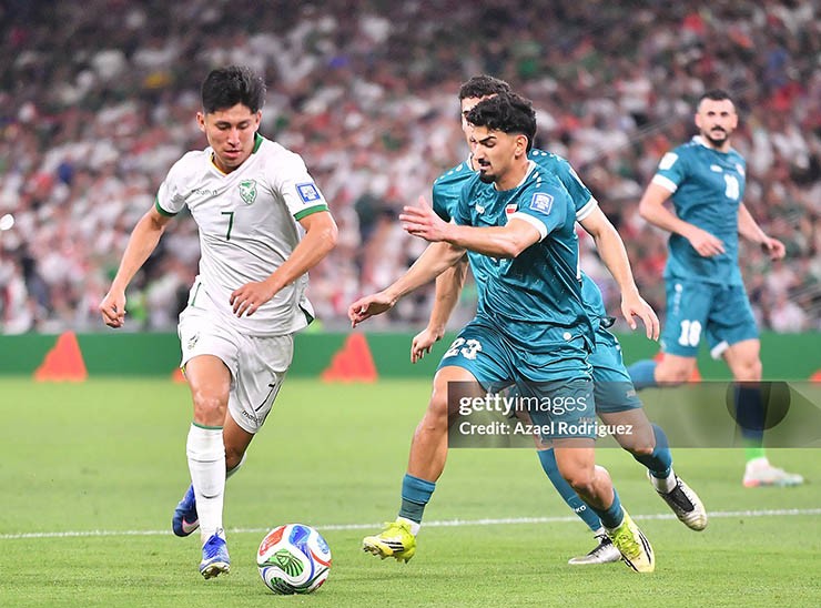 Iraq (áo xanh) và Bolivia thi đấu quyết tâm