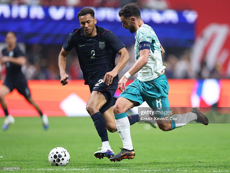 Fernandes (áo xanh) thi đấu nỗ lực