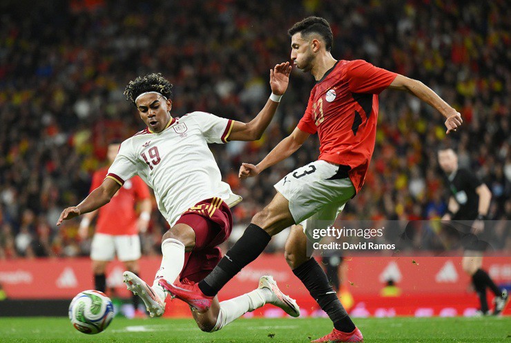 Yamal chỉ đá 45 phút trước khi được cho ra nghỉ