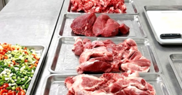 Vụ 300 tấn thịt lợn bệnh: ‘Con tôi đã ăn gì ở trường suốt thời gian qua?