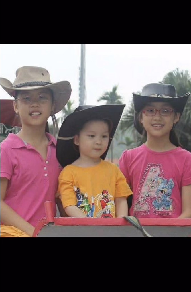 Phương Oanh khoe ảnh thời thơ ấu của 3 chị em.