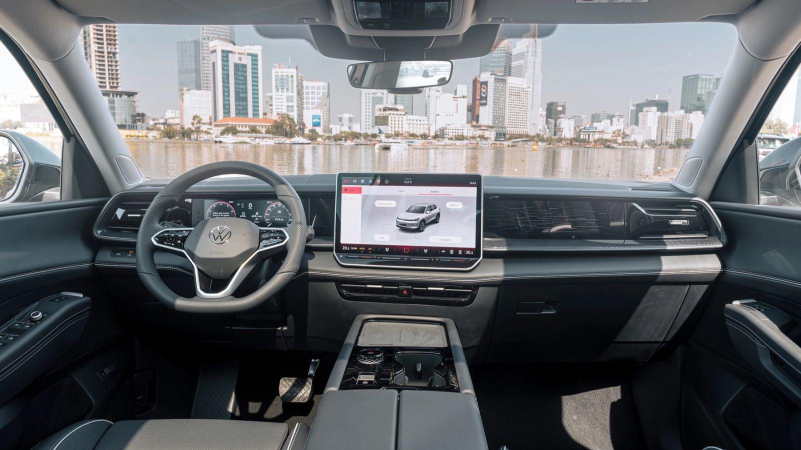 Không gian nội thất sở hữu&nbsp;màn hình giải trí trung tâm cỡ lớn để điều khiển tất cả các chức năng.