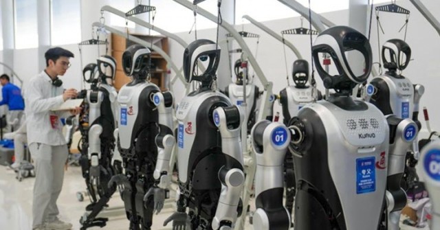 Sốc với "lò đúc" người máy tại Trung Quốc: Cứ 30 phút xuất xưởng một robot