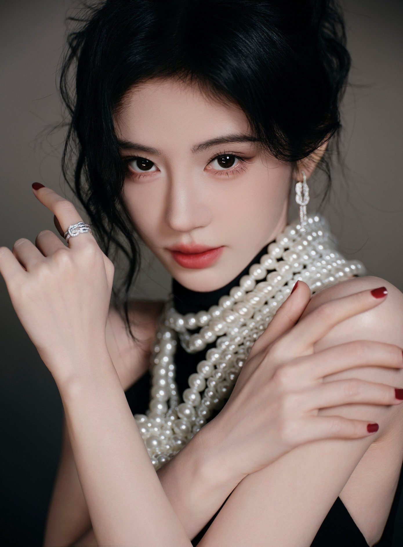 Cúc Tịnh Y bị công ty quản lý cũ tố trốn thuế.