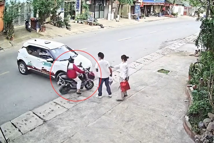 Clip: Hú hồn nữ sinh phóng xe điện lướt ngang đầu ô tô trong tích tắc