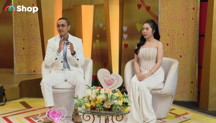 Cặp đôi bỏ qua những lời dị nghị, đàm tiếu để đến với nhau. Ảnh cắt từ clip&nbsp;