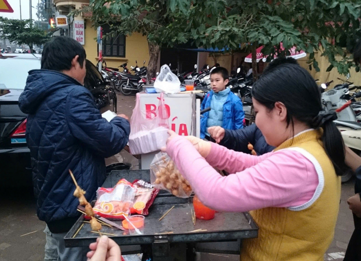 Quán ăn vặt quanh cổng trường thu hút học sinh. Ảnh: NHƯ Ý