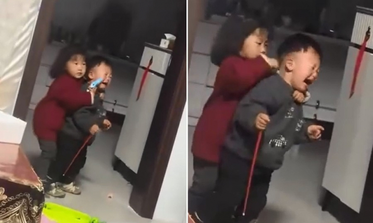 Bé gái không chịu "đổi" em trai lấy táo, mà đòi đổi lấy kẹo dẻo. Ảnh: MSN.