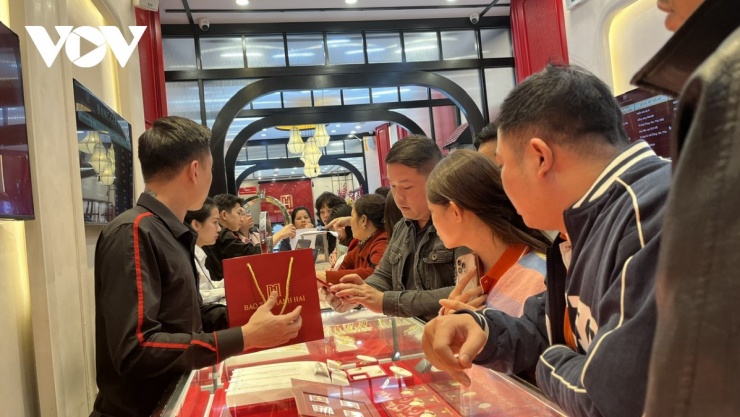 Giá vàng thế giới tăng, vàng tư nhân đi ngang: Nhà đầu tư lỗ nặng, giao dịch khó - 2