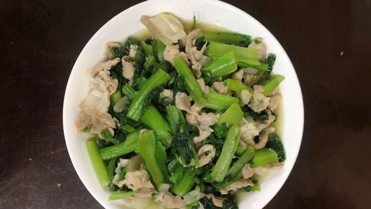 Tuy nhiên, dù là thực phẩm lành tính, cải bẹ xanh cũng cần được sử dụng hợp lý. Những người đang dùng thuốc chống đông nên hạn chế do rau chứa nhiều vitamin K. Ngoài ra, việc ăn quá nhiều cũng có thể làm tăng nguy cơ sỏi thận ở một số người do hàm lượng oxalat.