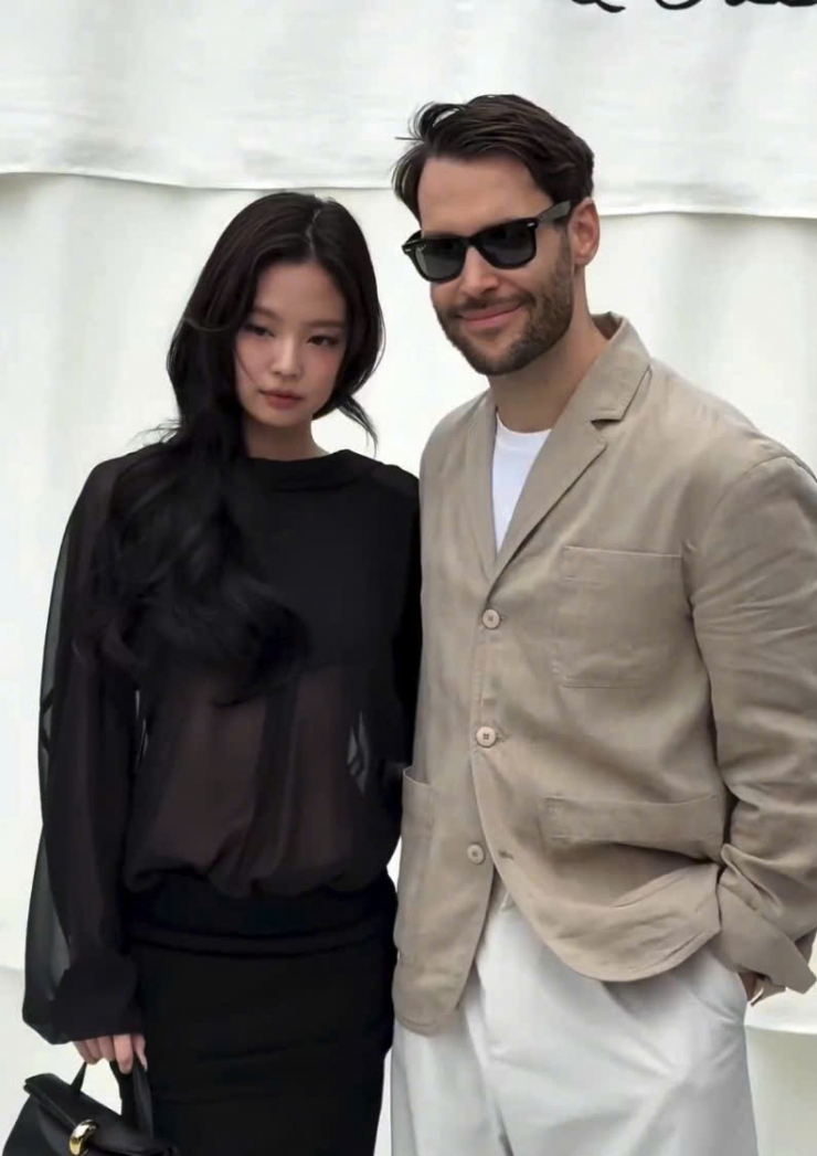 Jennie chụp ảnh cùng nhà thiết kế kiêm nhà sáng lập Jacquemus - Simon Jacquemus.