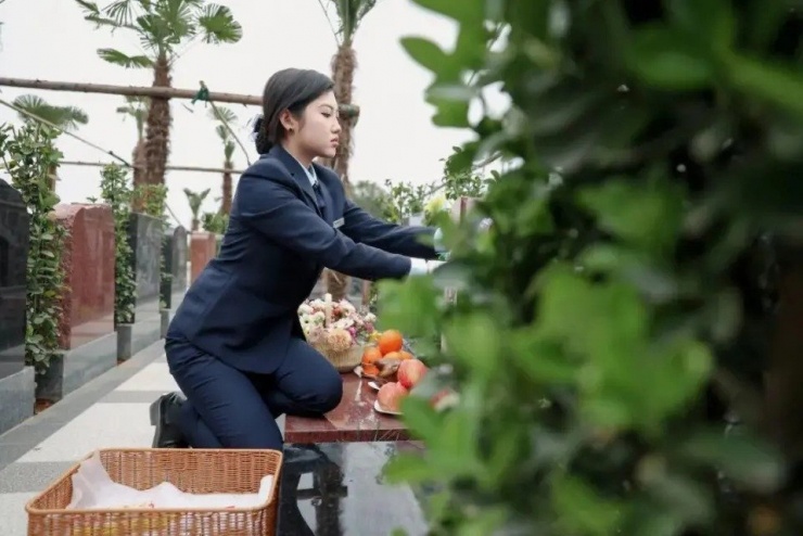 Tiểu Bạch làm công việc tảo mộ thuê, giúp người phương xa tỏ lòng thành kính với người đã khuất. Ảnh: QQ