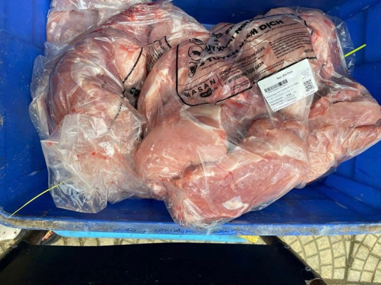 Trường tiểu học Thị trấn Yên Viên (Hà Nội) cung cấp hình ảnh thịt lợn nhập ngày 31/3 và chưa phát hiện sản phẩm hoặc đơn vị cung ứng nào thuộc diện liên quan đến vụ việc.