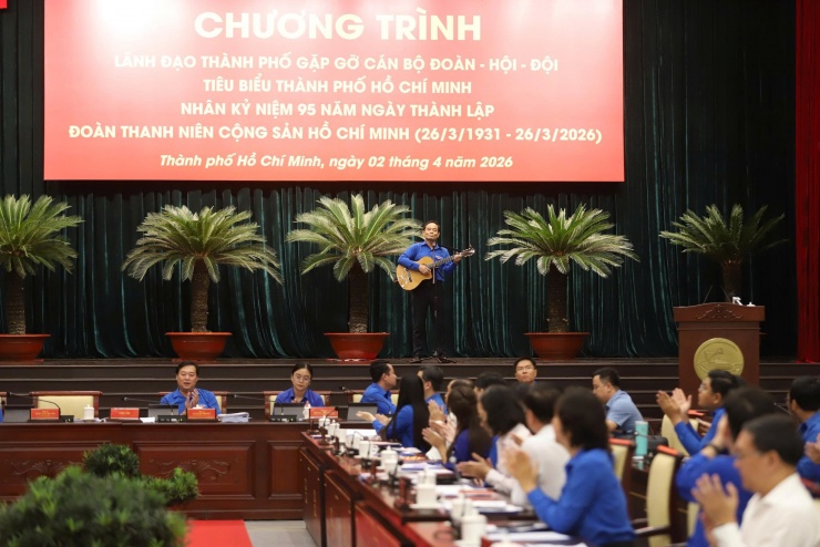 Bí thư Thành ủy TPHCM ôm đàn, hát khi gặp gỡ thanh niên