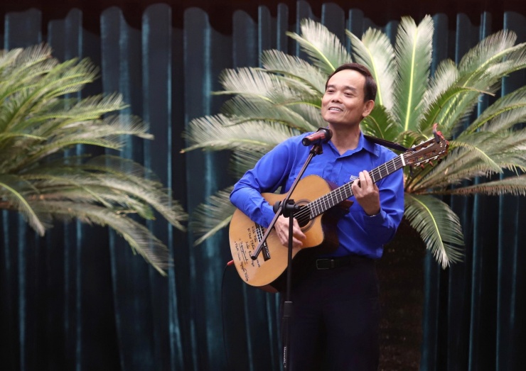 Bí thư Thành ủy TPHCM ôm đàn, hát khi gặp gỡ thanh niên