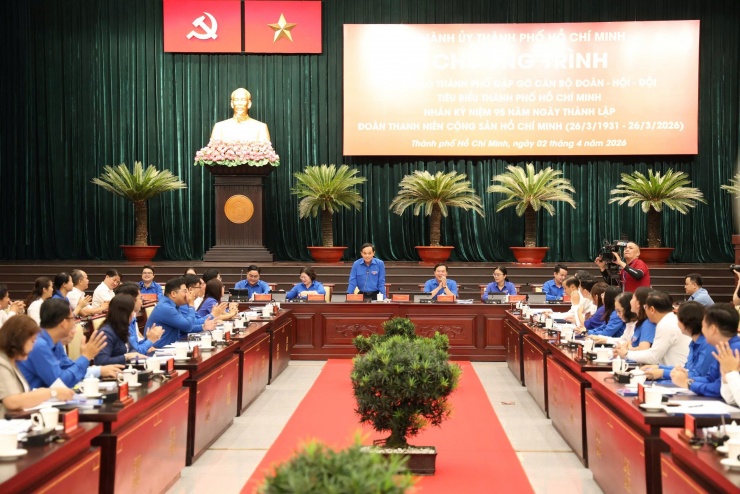 Clip Bí thư Thành ủy TPHCM ôm đàn, hát khi gặp gỡ thanh niên - 4