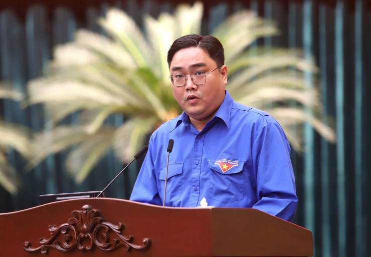 Clip Bí thư Thành ủy TPHCM ôm đàn, hát khi gặp gỡ thanh niên - 5