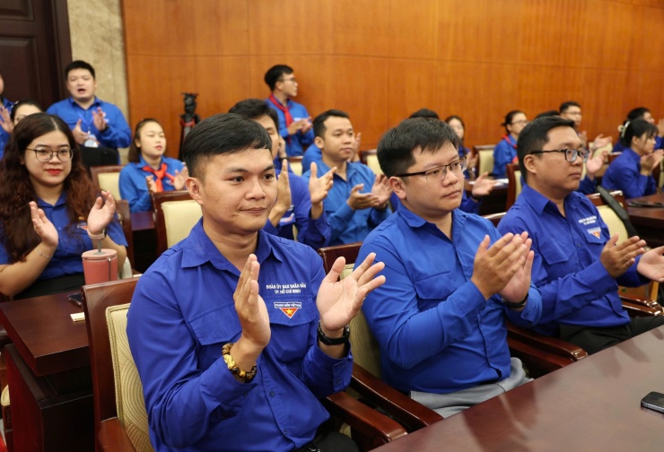 Clip Bí thư Thành ủy TPHCM ôm đàn, hát khi gặp gỡ thanh niên - 6