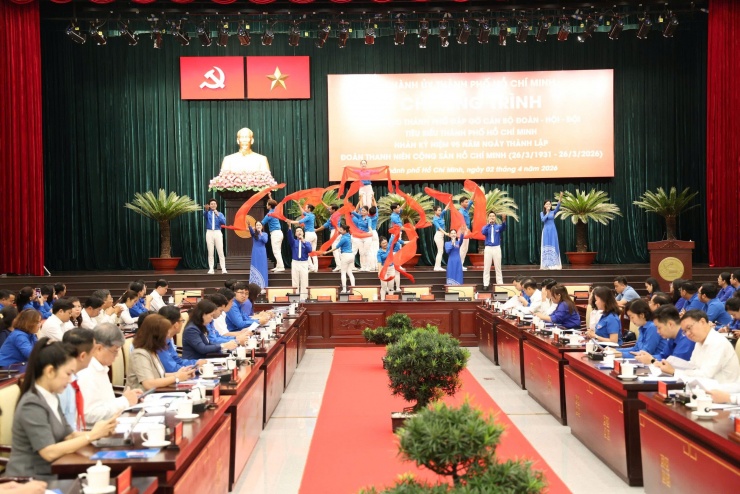 Clip Bí thư Thành ủy TPHCM ôm đàn, hát khi gặp gỡ thanh niên - 7