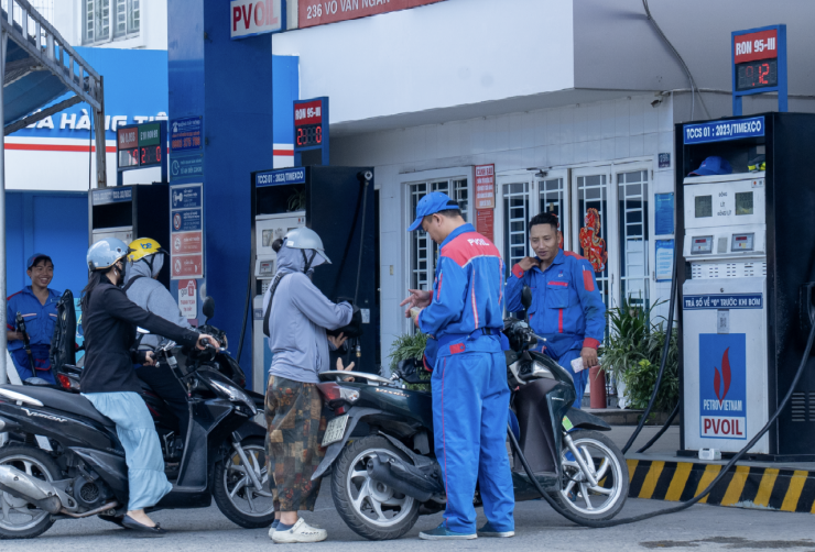 Mới đây, Chính phủ quyết định chi 8.000 tỷ đồng tạm ứng cho Quỹ Bình ổn giá xăng dầu để ổn định giá mặt hàng này. Ảnh: PVN