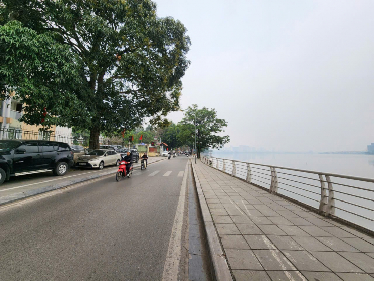 Đã đến thời điểm cần một cuộc chỉnh trang Hồ Tây ở tầm chiến lược. Ảnh: PV