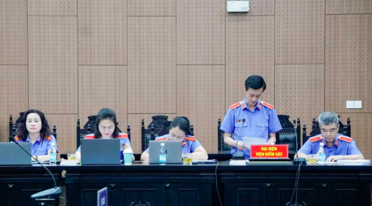 Kiểm sát viên thực hành quyền công tố.