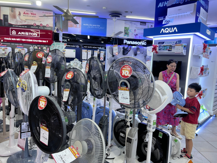 Nắng nóng khiến các thiết bị làm mát đắt hàng