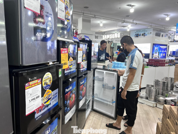 Theo nhiều cửa hàng điện máy, lượng khách đến mua hàng điện lạnh tăng nhanh, lượng hàng bán ra tăng 20 - 30% so với bình thường