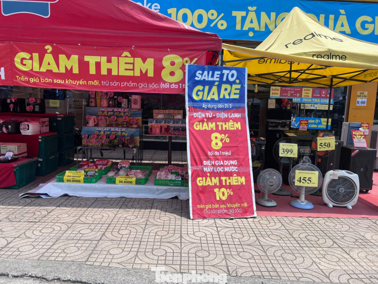 Siêu thị còn bày hàng điện lạnh ra tận vỉa hè, khuyến mãi hấp dẫn