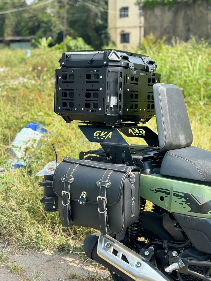 Đại lý đã đầu tư trang bị, gắn thêm khá nhiều phụ kiện chính hãng như thùng chứa đồ phía sau dạng khung kim loại, túi treo hai bên, giá chằng đồ và bàn gập bên hông.&nbsp;