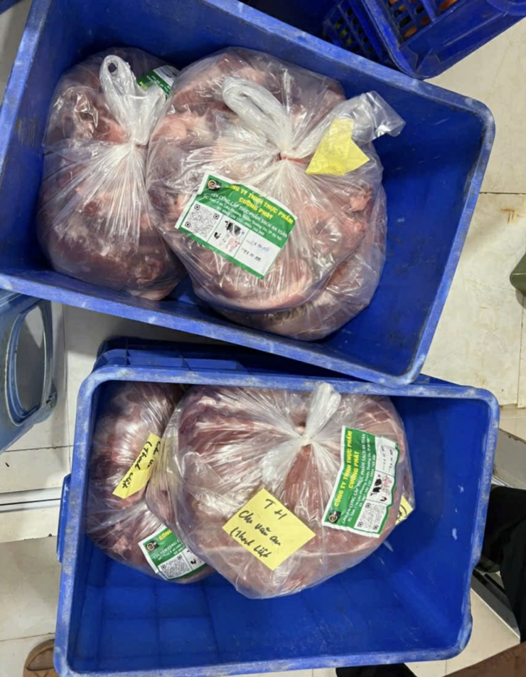 Thịt lợn do Công ty Cường Phát được phụ huynh chụp lại sau khi kiểm tra. Thời điểm chụp cuối năm 2025. Ảnh: NVCC