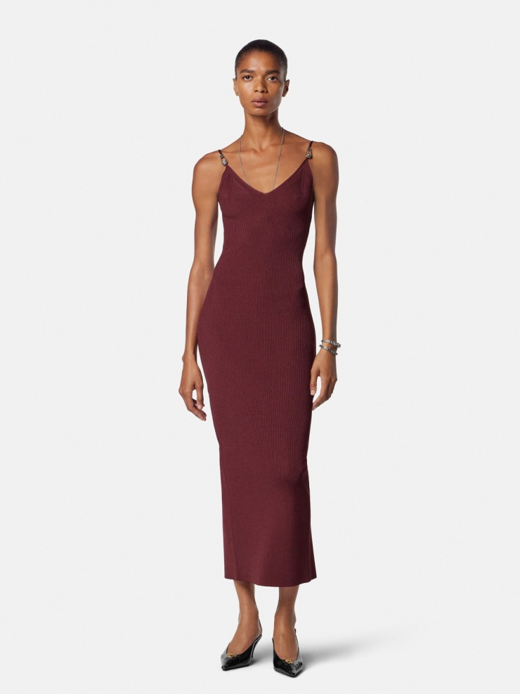 Đây là sản phẩm từ nhà mốt Versace, chất liệu 83% viscose và 17% polyester, có giá 1.990 USD (hơn 52 triệu đồng).