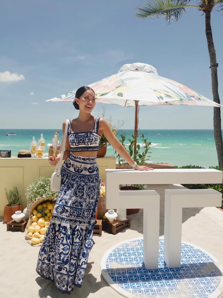 Trước đó, ái nữ "vua hàng hiệu" Johnathan Hạnh Nguyễn dự event trong ngày đầu tiên với tinh thần Địa Trung Hải phóng khoáng.