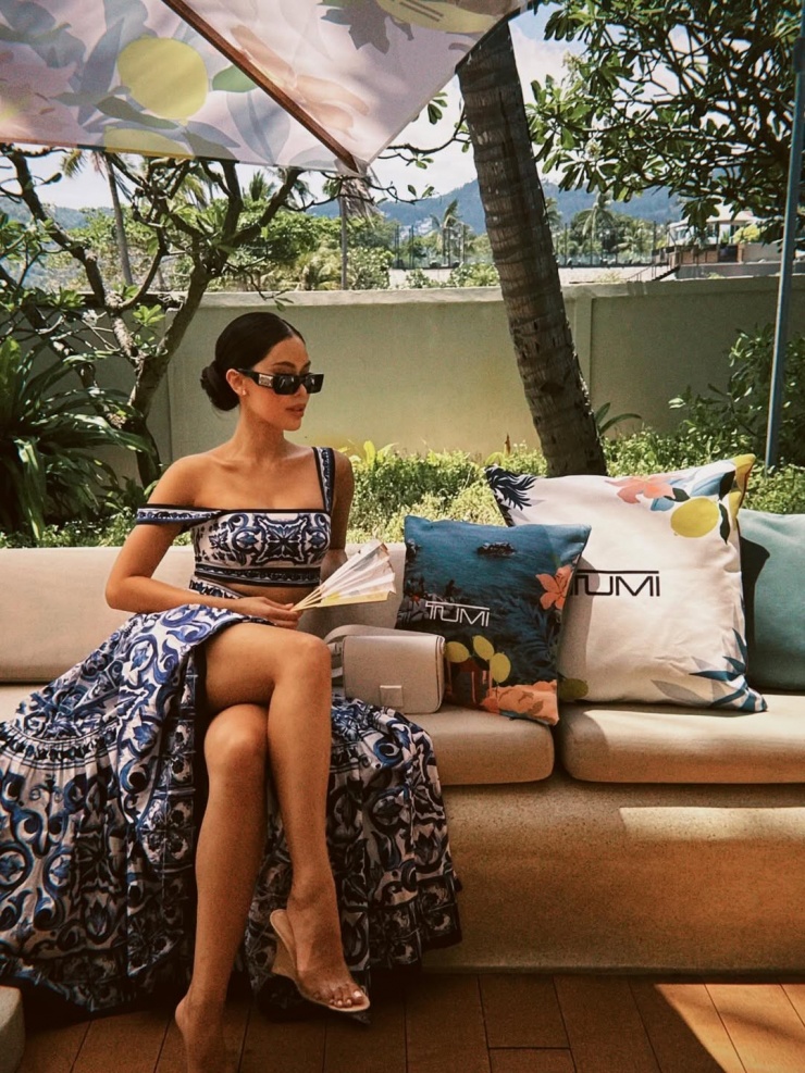 Xiêm y vốn không có chi tiết cắt xẻ, tiểu thư Gen Z kéo cao vạt váy và buông lơi quai áo nhằm tăng vẻ sexy cho phong cách.