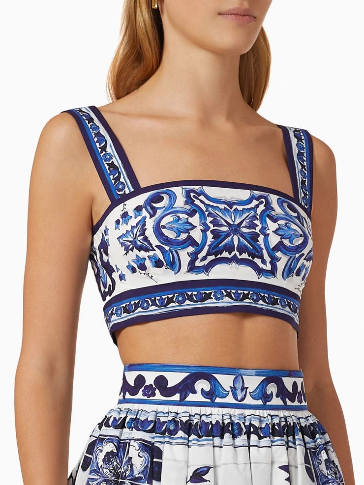 Mẫu crop top nhỏ xinh in hoa văn majolica từ thương hiệu Dolce &amp; Gabbana tiêu tốn 845 USD (hơn 22 triệu đồng).