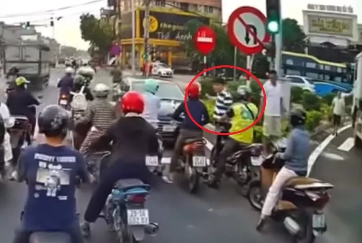 Người đàn ông mặc lớn tiếng, đánh tài xế công nghệ. Ảnh cắt từ clip.